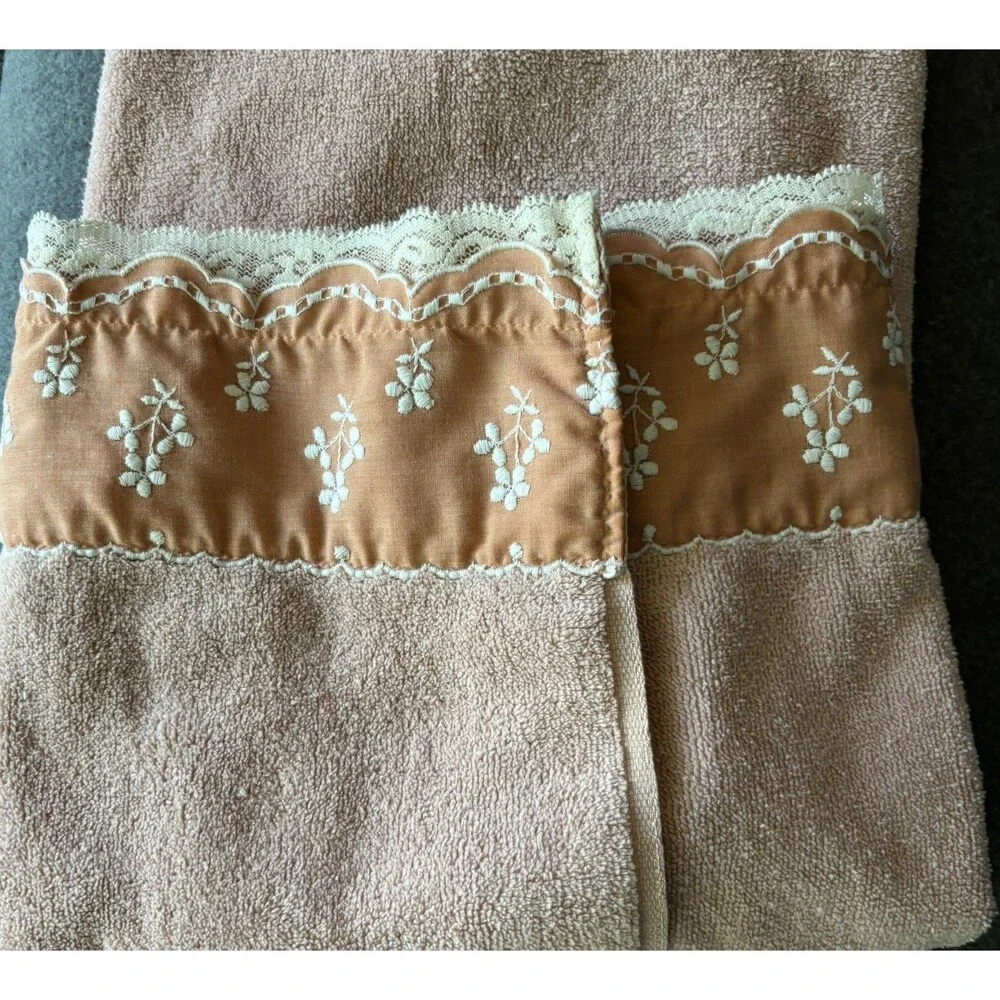 VTG Decorative Cottagecore Bath Towels Mismatch Pair Peach Cream Ruffle Fluffy